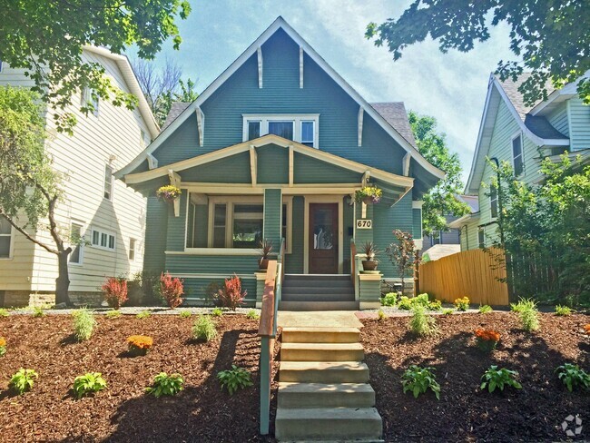 Building Photo - SINGLE FAMILY HOME! Great Location! Laundr...