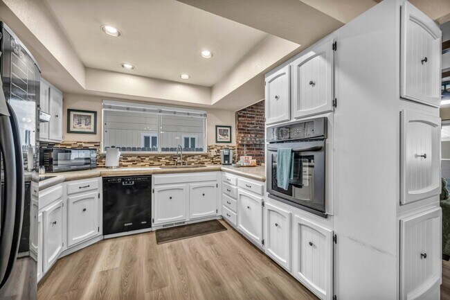 Photo - 1490 Foster Dr