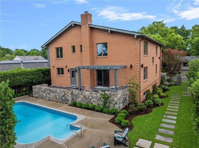 14 Maxcy Dr