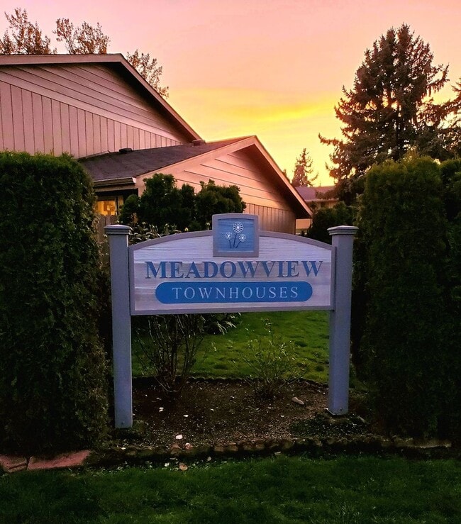 Building Photo - Fully Remodeled 3 Bedroom Townhome!