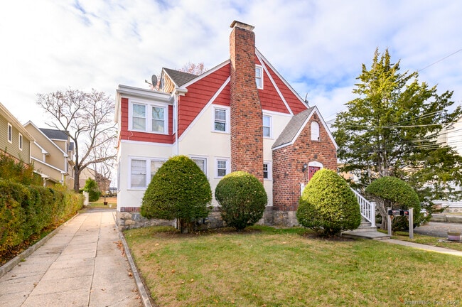 Building Photo - 58 Mayflower Ave Unit 1