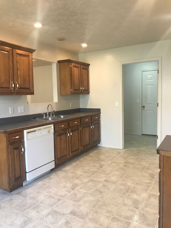 Photo - Executive Rental - Charming 3-bedroom 2 bath 2 car garage-available to view now