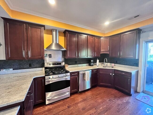 Building Photo - 584 E 8th St Unit 3 Rental