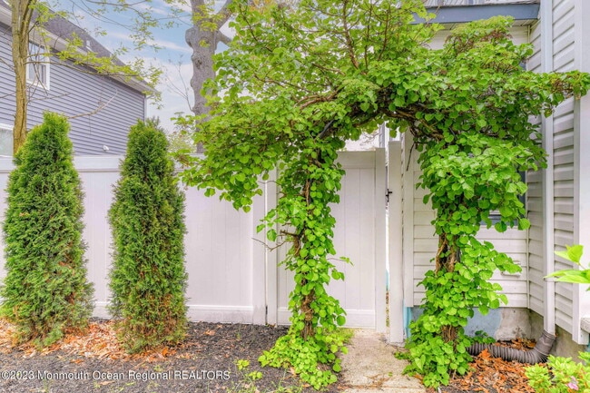 819 Dunlewy St
