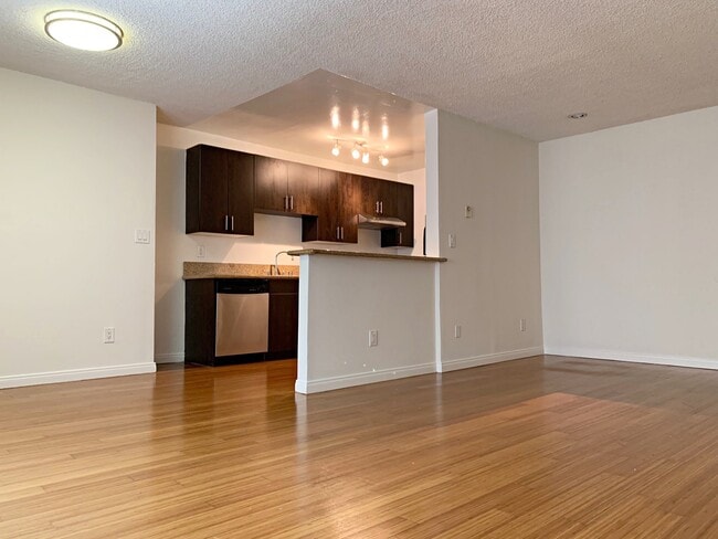 Building Photo - 1847 Winona Blvd Unit 108 Rental
