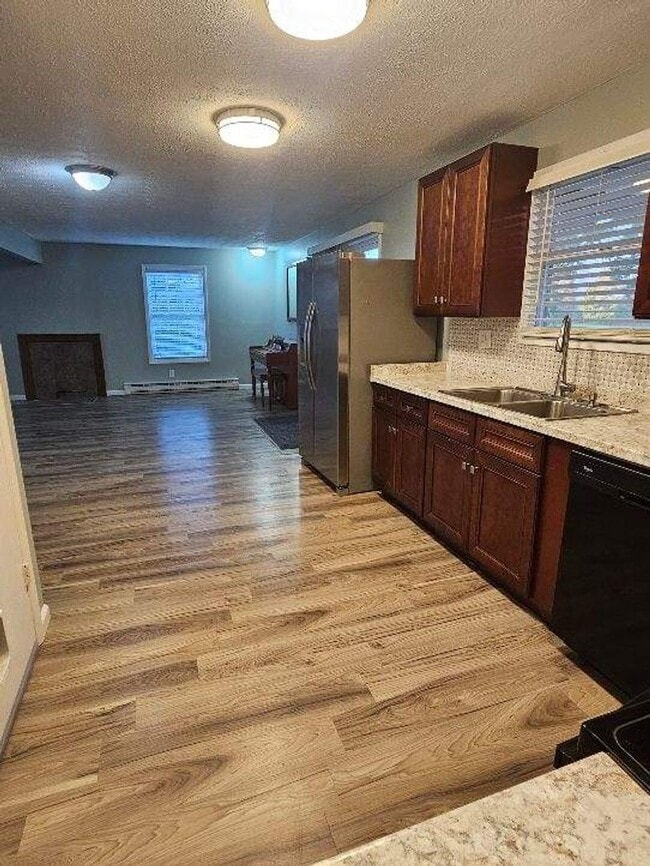 Photo - Spacious 3 Bedroom Single Family Home Bloo...