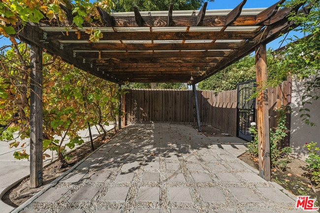 Photo - 6308 Lindley Ave