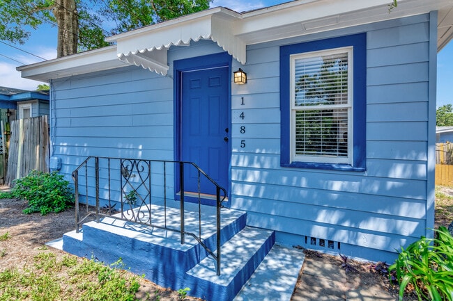 Front of House - 1485 Hamlet Ave Casa