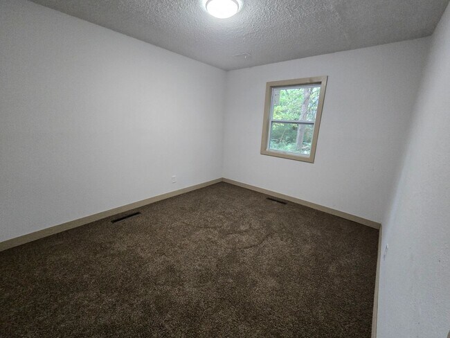 Photo - Charming 3 bed 1 bath house!