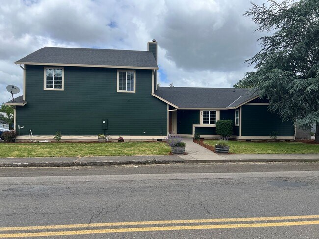 485 W Main St - 485 W Main St House