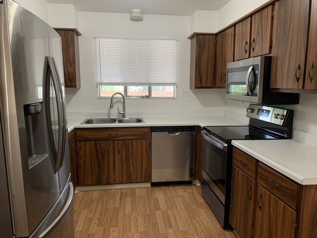 Kitchen - 2215 Lelaray St Townhome