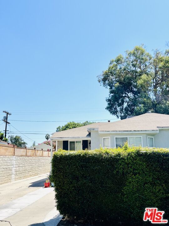 Building Photo - 14236 1/2 Tiara St Rental