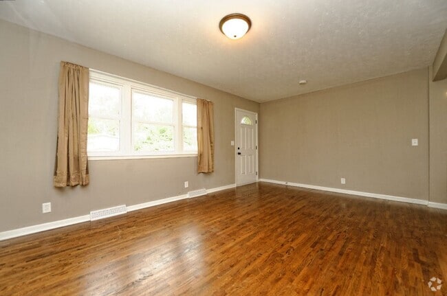 Building Photo - 4 Bedroom / 2 Bath Home Available Now!