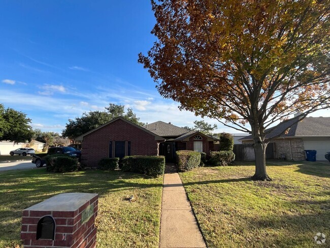 Building Photo - Corner Lot 3/2 Home in Burleson ISD