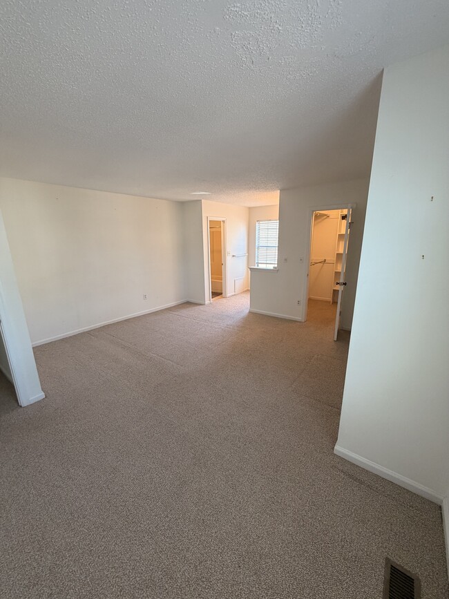 Large Master! - 402 Chatterton Dr Unit 402 Chatterton
