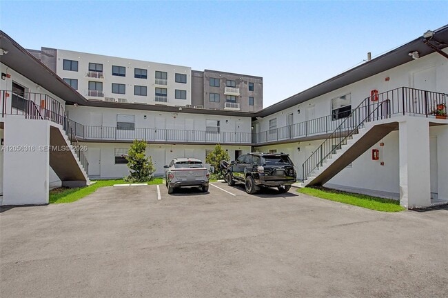 Building Photo - 3170 SW 16th St Unit 10
