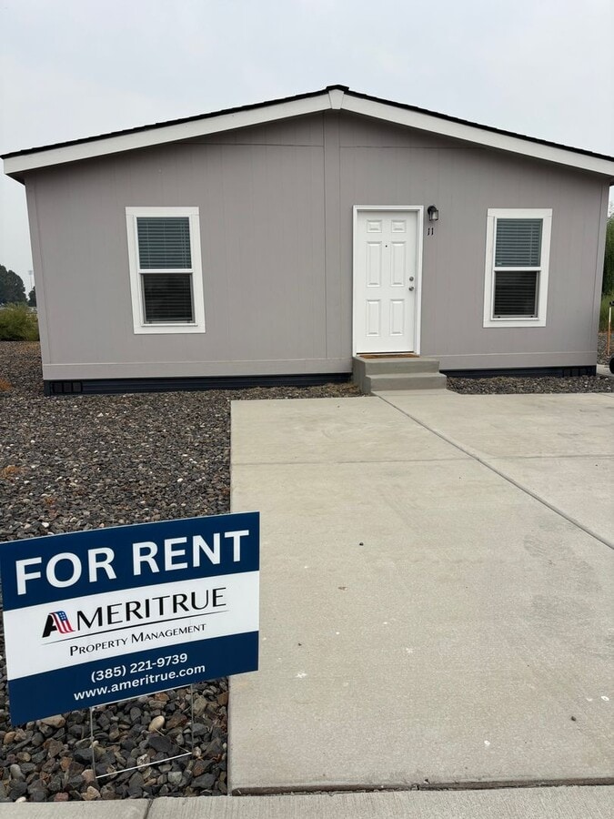 Charming 3 Bed/2 Bath Mobile Home! - Charming 3 Bed/2 Bath Mobile Home!