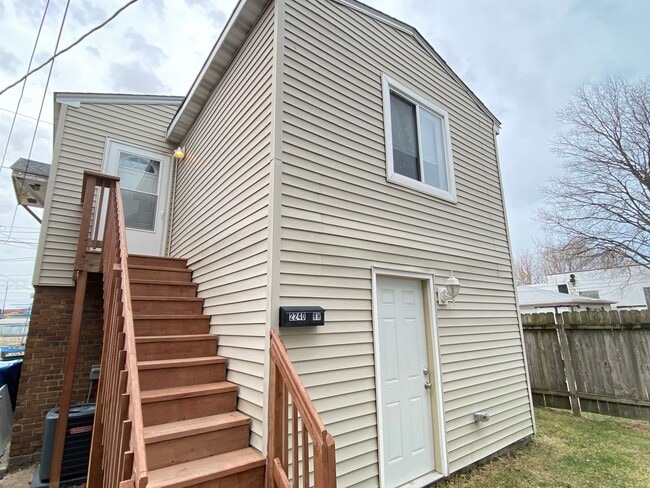 Building Photo - 2240 White Oak Ave Unit Rear