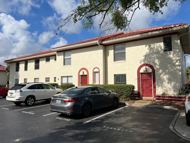 Building Photo - 2 Bedroom 2 Bath - Beautiful Corner Townhome W. Hardwood Floors