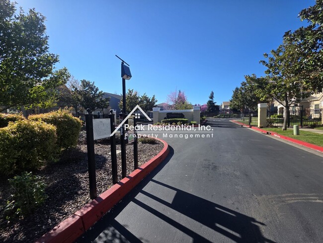 Photo - Spacious 4bd/2ba House - Gated Community