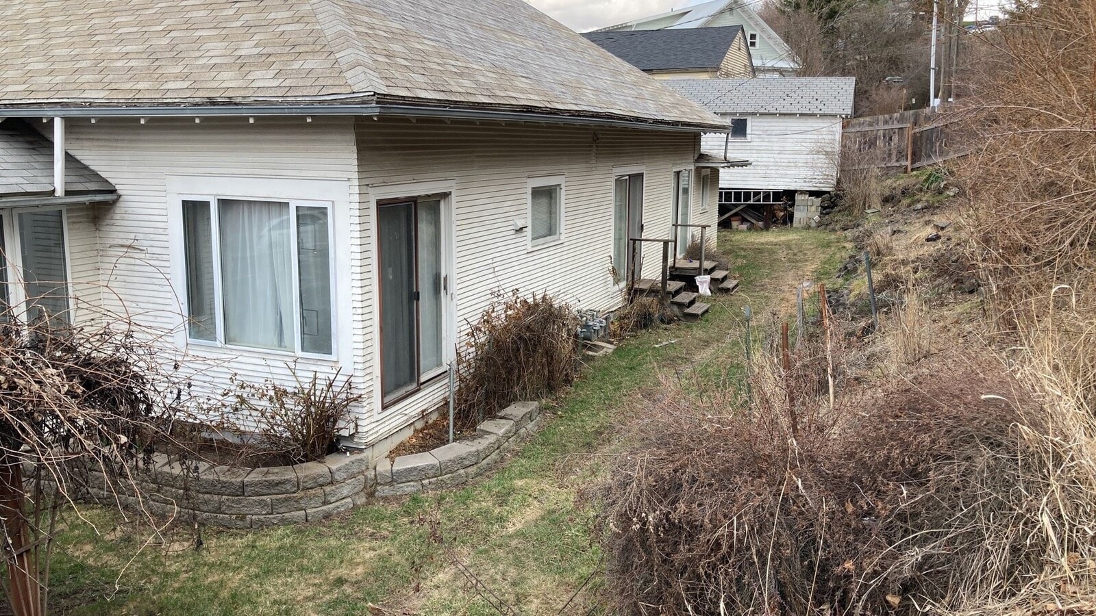 Photo - 230 SE Pine St Unit #1