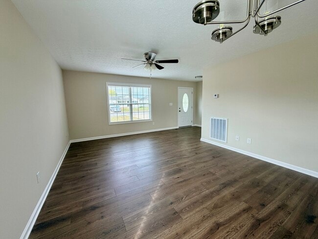 Photo - 319 Sandy Ct