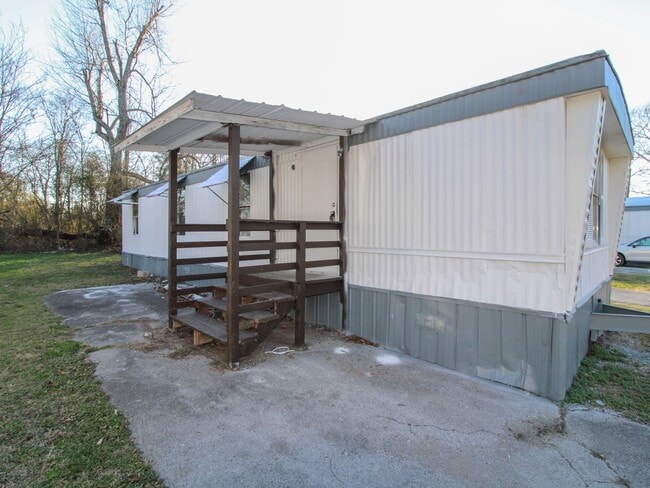 Photo - Discover comfortable country living in this nicely updated trailer located just minutes from Faye...