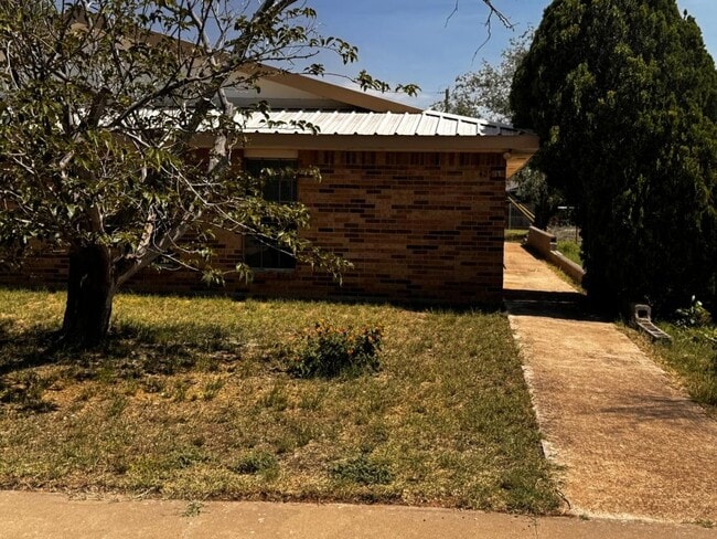 Photo - 425 W Spruce Ave