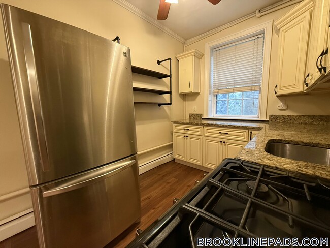 Building Photo - 1253 Beacon St Rental