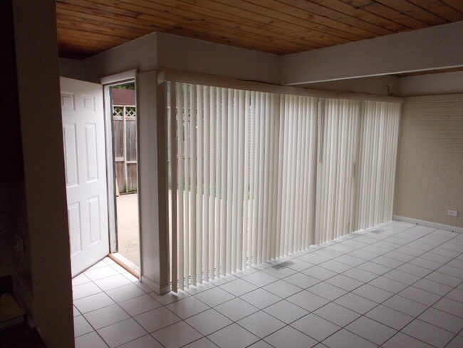 Living room - 920 E Shady Way Unit 6