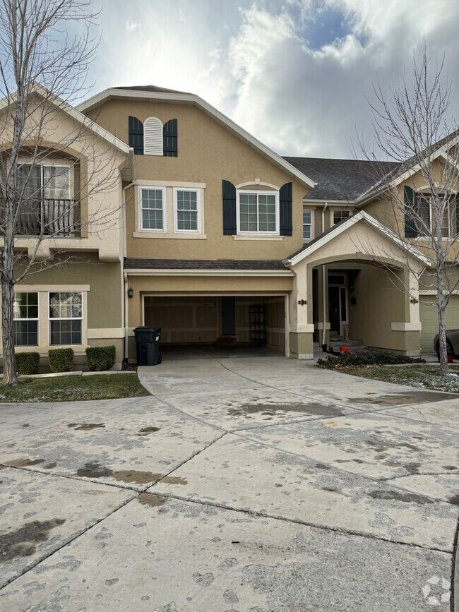 Building Photo - Townhouse with Spacious layout and convien...