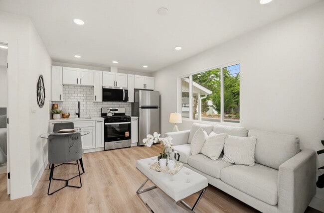 Building Photo - 1007 Pleasant Valley Dr Unit Private ADU