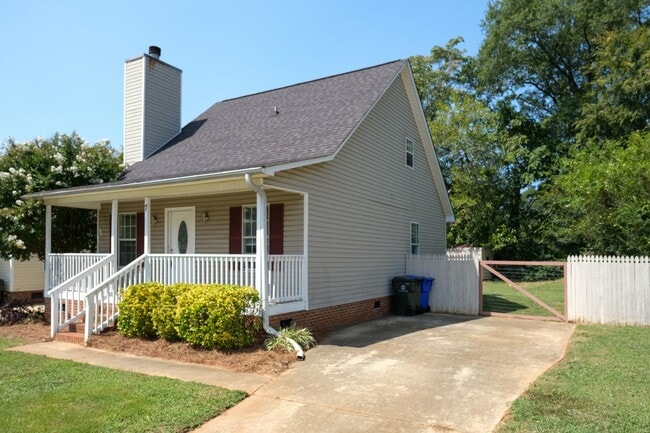 Photo - 3 Bedroom, 2 Bath house with fenced yard!