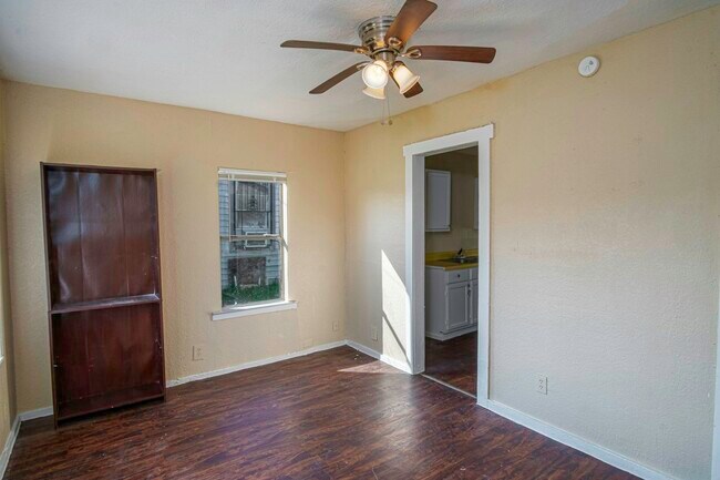 Photo - 819 Larry St