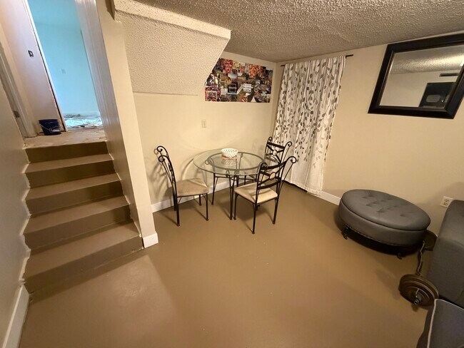 Photo - 565 W Midway Blvd