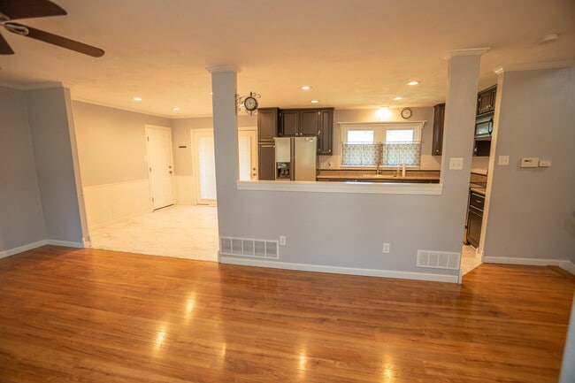 Photo - 710 Earl Lee Dr