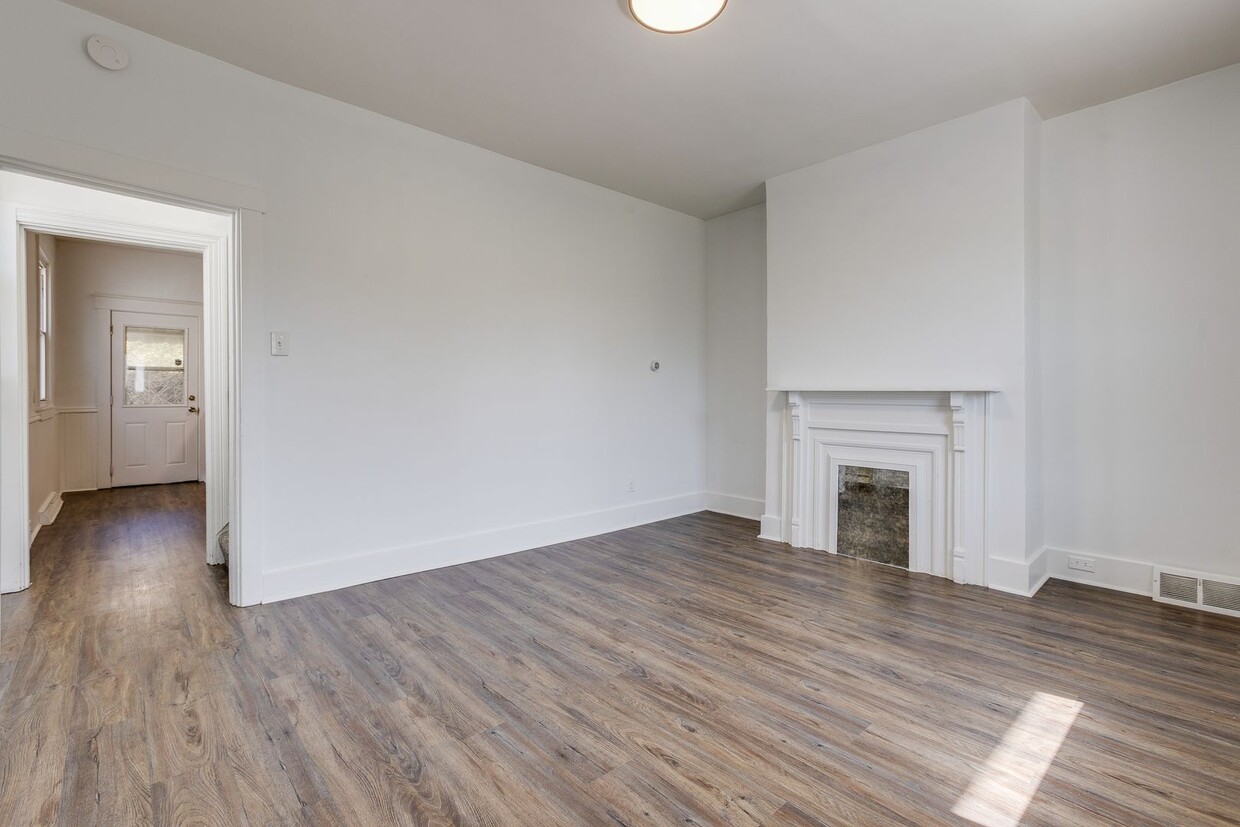 Available NOW - Spacious 2 Bedroom Home Mi... - Available NOW - Spacious 2 Bedroom Home Mi...