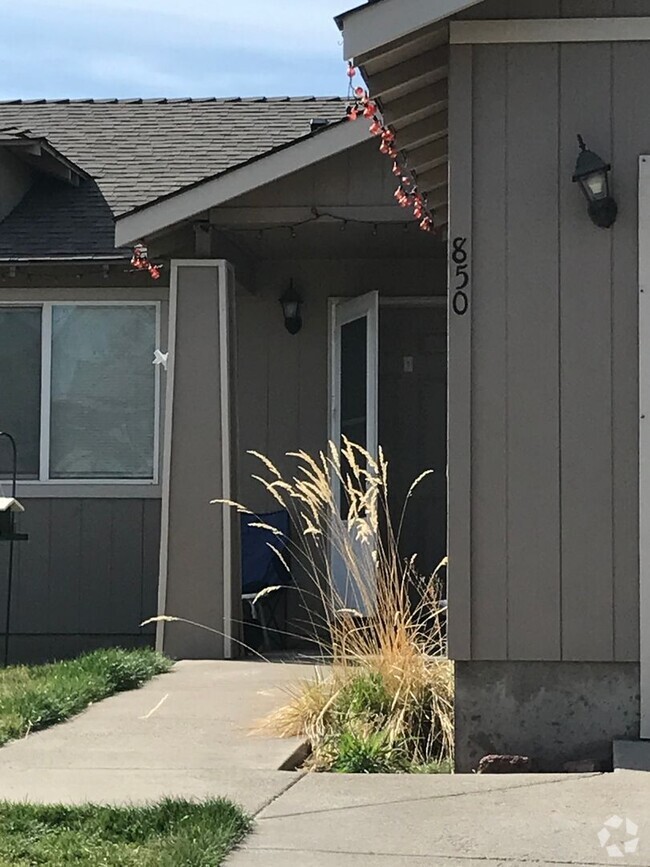 Building Photo - Home in Strawberry Heights