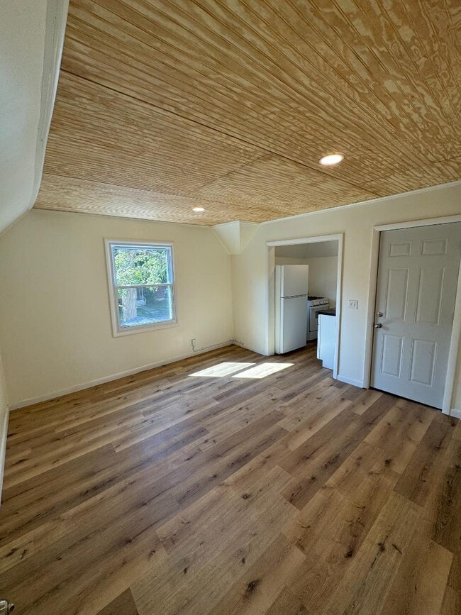 Building Photo - 622 E Locust St Rental