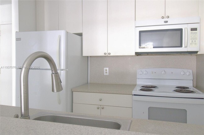 Building Photo - 1225 NE 124th St Unit 34B