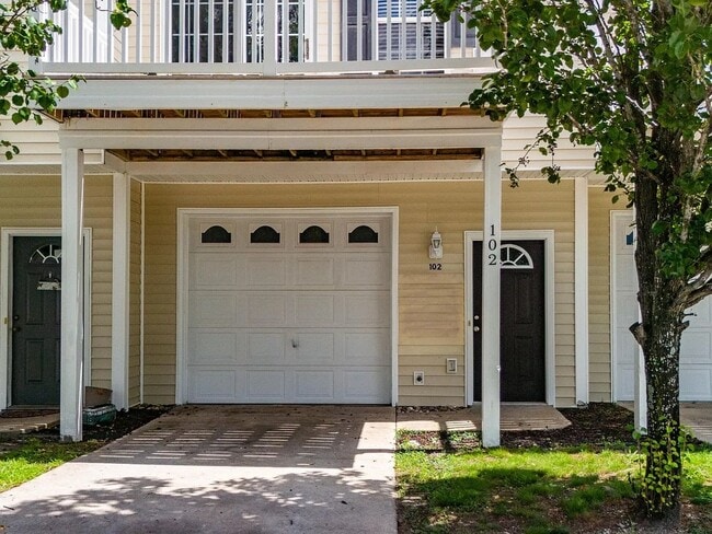 Building Photo - 3 bedroom 3 bath townhouse with one car ga...