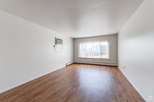 2BR, 1BA - 875 SF