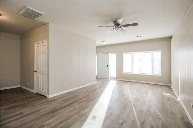 Photo - 1813 Ronald St