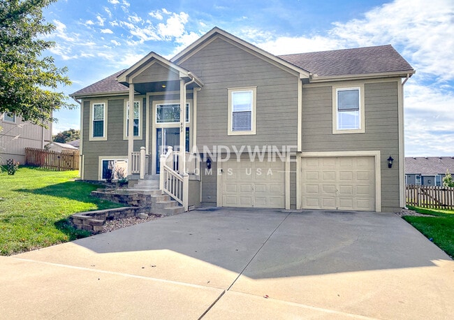 Building Photo - 803 SW Hilltop Ct