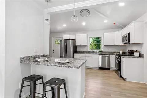 Photo - 872 Glenway Dr SW