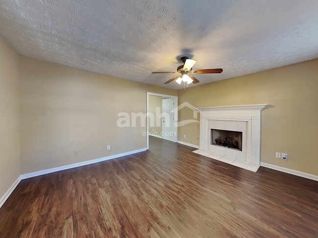 Photo - 685 Oxford Hall Dr SW