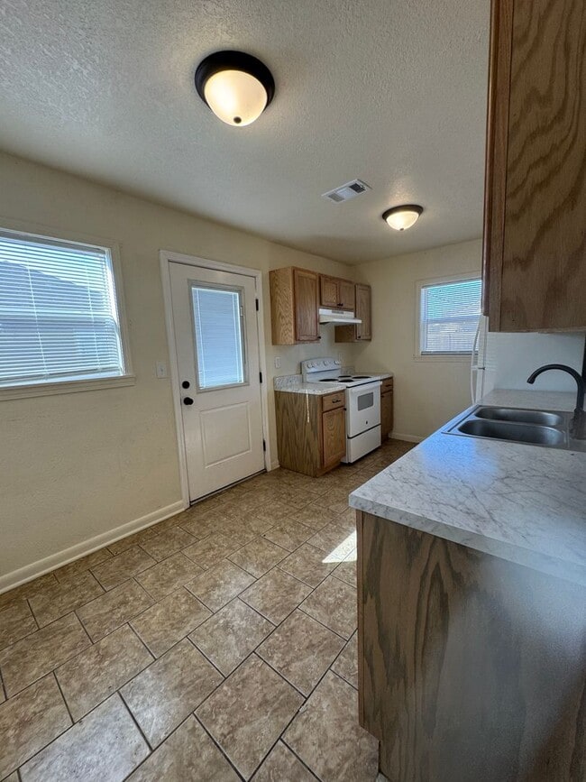 Photo - 3 Bed / 1 Bath house in Truman. READY NOW!