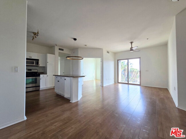 Building Photo - 100 S Alameda St Unit 455