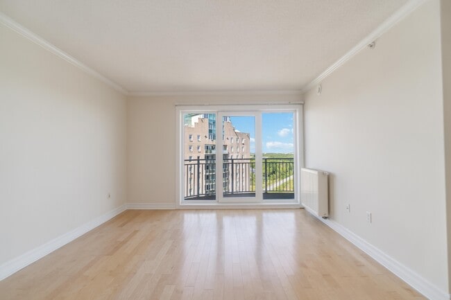 Photo - WELCOME TO THE SUMMIT - ONE BEDROOM PLUS DEN APARTMENT AVAILABLE Unité 1101