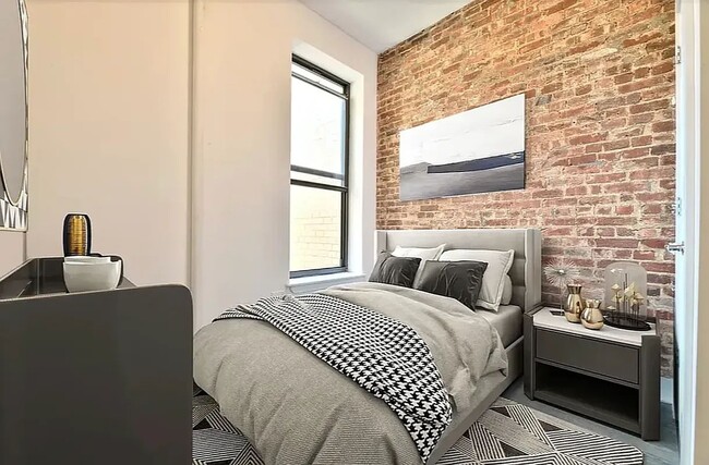 Building Photo - 222 E 12th St Rental